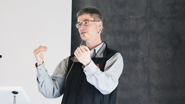 Daniel Flückiger von Daniel Flückiger von Mutterkuh Schweiz spricht am Fleischrindersymposium zu den Produzenten. Alle stehen vor der Herausforderung, die Arbeitsproduktivität bis 2050 um 50 % zu erhöhen.