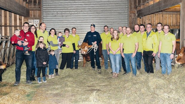 Der rund 500 Kilogramm schweren Limousin-Muni «Olino» blieb bei der Taufe gelassen. Es bleibt zu hoffen, dass er auch Anfang Mai als Siegermuni des 116. Thurgauer Kantonalschwingfests in Müllheim cool bleibt.