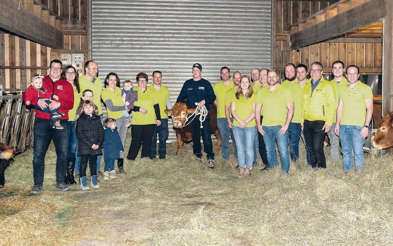 Der rund 500 Kilogramm schweren Limousin-Muni «Olino» blieb bei der Taufe gelassen. Es bleibt zu hoffen, dass er auch Anfang Mai als Siegermuni des 116. Thurgauer Kantonalschwingfests in Müllheim cool bleibt.