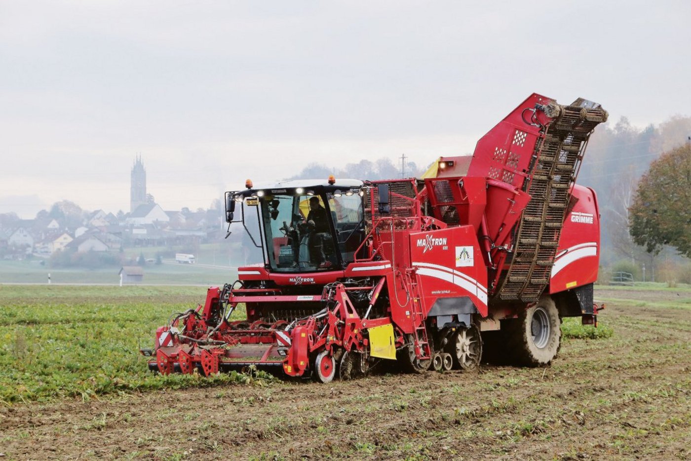 Ein Raupenvollernter für Zuckerrüben im Einsatz. Erstmals in der Geschichte der Zuckerfabrik Frauenfeld wird die Verarbeitung der Ernte 2019 erst im neuen Jahr 2020 abgeschlossen.(Bild Roland Müller)