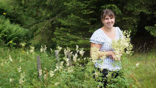Claudia Aebersold durchstreift Alpweiden nach Pflanzen mit denen sie einen Alp-Sommerstrauss kreieren will. (Bilder Deborah Rentsch)