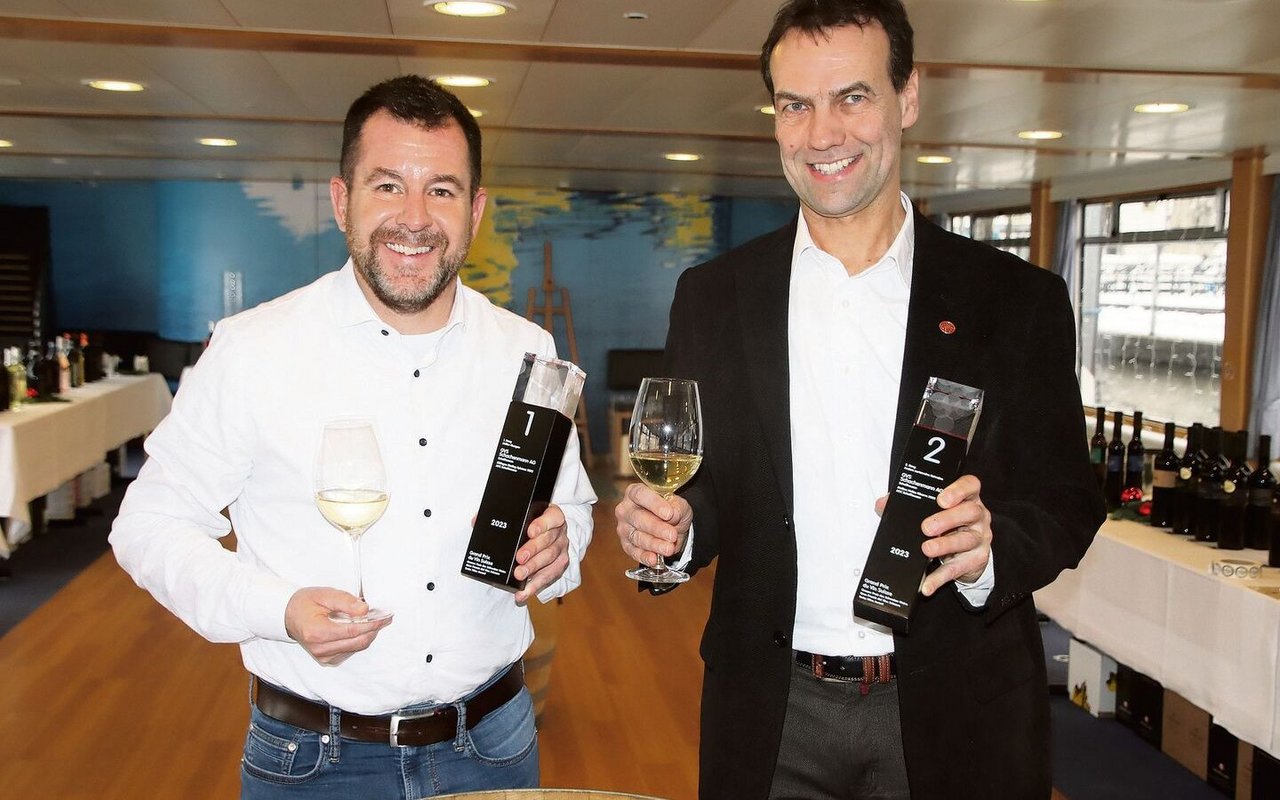 Geschäftsführer Philippe Brühlmann und Kellereimeister Michael Fuchs sind stolz auf ihre prämierten Weine. 