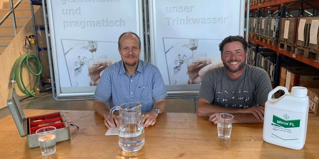 Daniel Weber, Präsident der Landwirtschaftlichen Organisation Seeland und Roman Wiget, Geschäftsführer der Seeländischen Wasserversorgung, hoffen bei ihrer Rückkauf-Aktion auf schweizweite Signalwirkung. (Bild SWG/LOS)