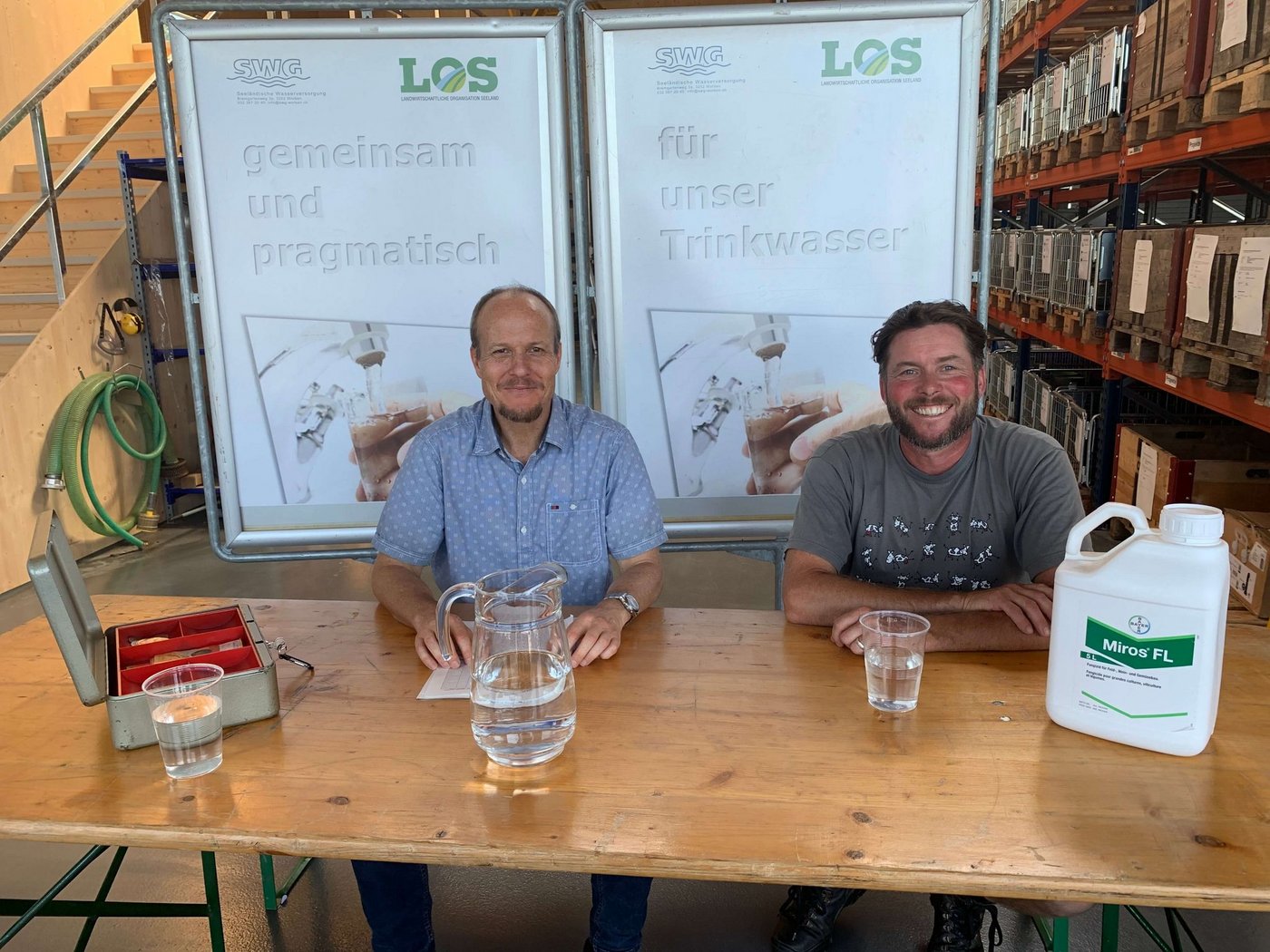 Daniel Weber, Präsident der Landwirtschaftlichen Organisation Seeland und Roman Wiget, Geschäftsführer der Seeländischen Wasserversorgung, hoffen bei ihrer Rückkauf-Aktion auf schweizweite Signalwirkung. (Bild SWG/LOS)