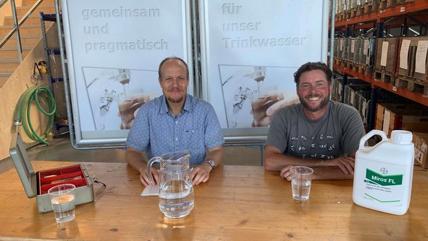 Daniel Weber, Präsident der Landwirtschaftlichen Organisation Seeland und Roman Wiget, Geschäftsführer der Seeländischen Wasserversorgung, hoffen bei ihrer Rückkauf-Aktion auf schweizweite Signalwirkung. (Bild SWG/LOS)