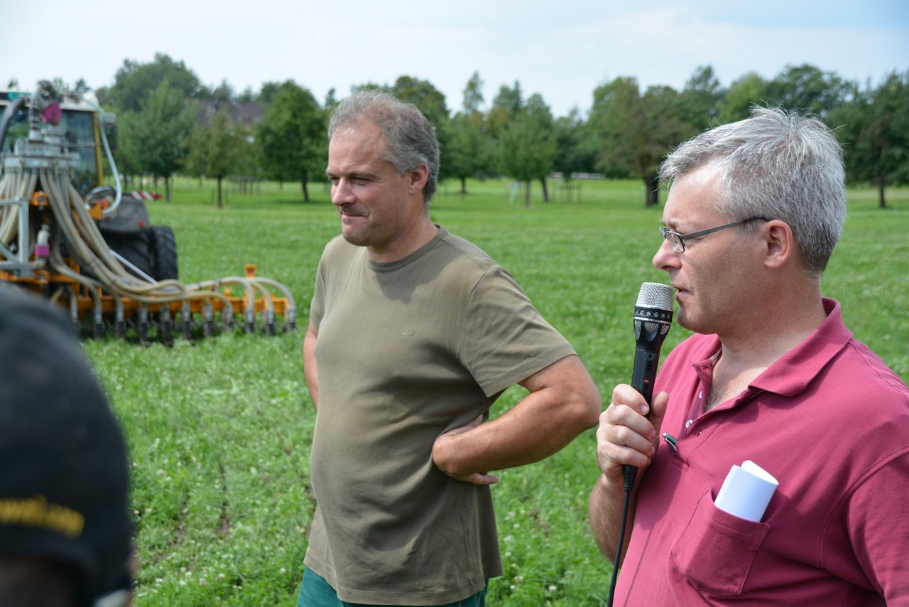 Willi Gut (rechts), LBBZ Schluechthof, und Reto Stocker, Landwirt und Tüftler, bei ihren Ausführungen.
