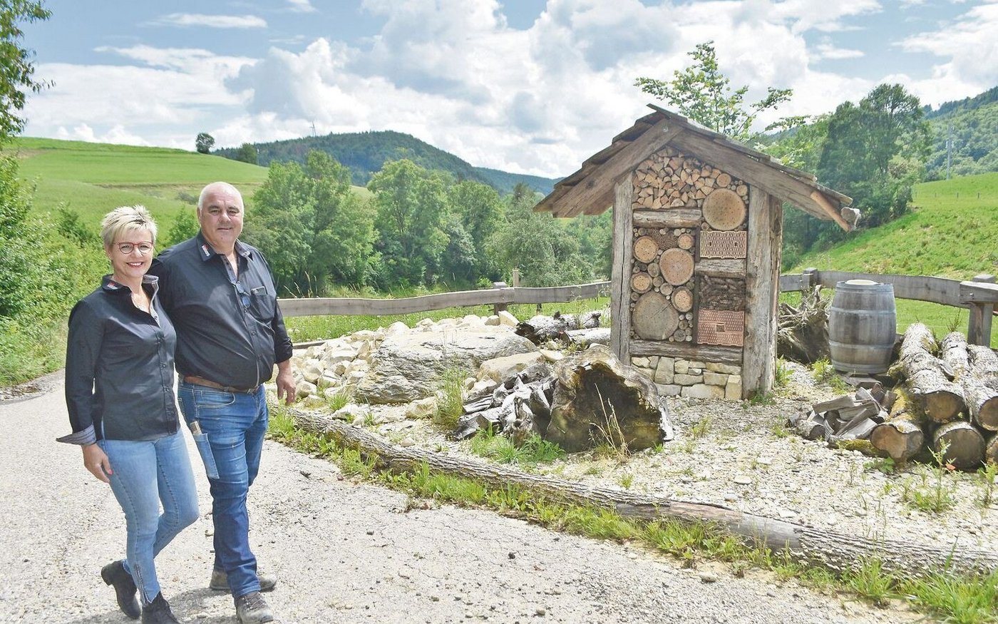 Astrid (53) und Pius Zehnder (56) haben sich auf ihrer Alp Laubenstaag ein Paradies geschaffen. 