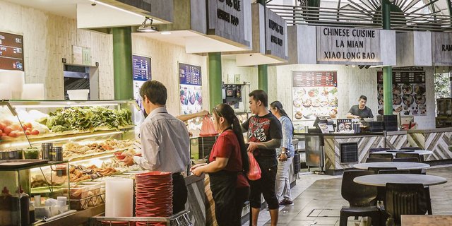In Hawker Centers findet man eine Vielzahl von Ständen, die preiswerte Mahlzeiten aus aller Welt anbieten. 