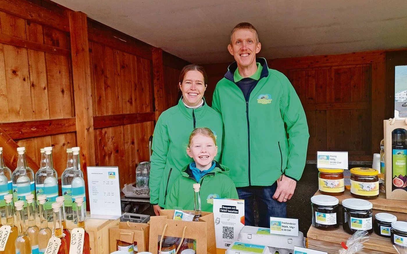 Familie Stocker (v.l. Andrea, Alina, Stephan) hat sich auf Direktvermarktung spezialisiert. Viele Produkte gibts auch an Märkten.  