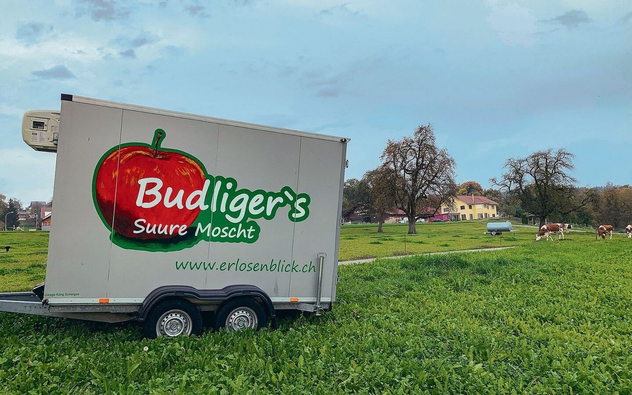 Budligers setzen stark auf Werbung: Der Kühlwagen am Strassenrand zum Erlosenblick weist auf «Budliger’s Suure Moscht» hin. 