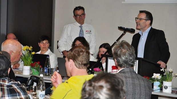 Urs Schneider (rechts) freute sich über den grossen Aufmarsch der Glarner Bäuerinnen und Bauern.