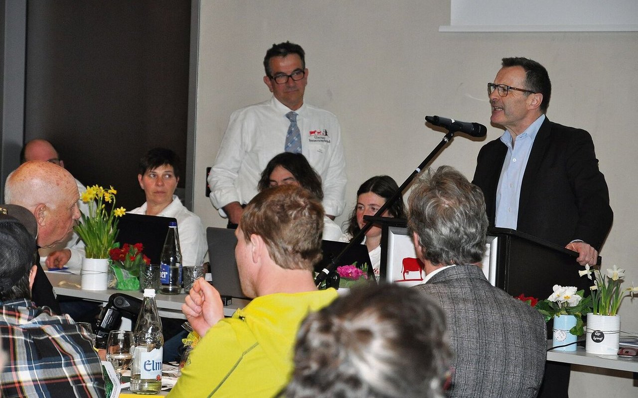 Urs Schneider (rechts) freute sich über den grossen Aufmarsch der Glarner Bäuerinnen und Bauern.