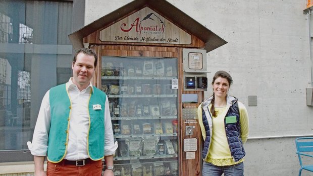 Ein Aqriqnet-Projekt: Erfinderin Margrit Abderhalden mit ihrem Alpomat, hier mit Lieferant Christian Bruhin in Zürich Oerlikon.(Bild et)