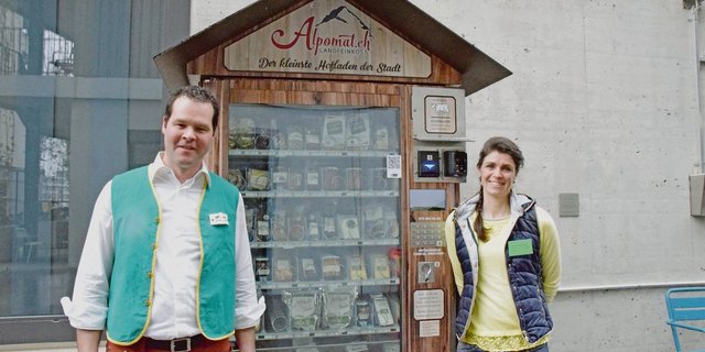 Ein Aqriqnet-Projekt: Erfinderin Margrit Abderhalden mit ihrem Alpomat, hier mit Lieferant Christian Bruhin in Zürich Oerlikon.(Bild et)