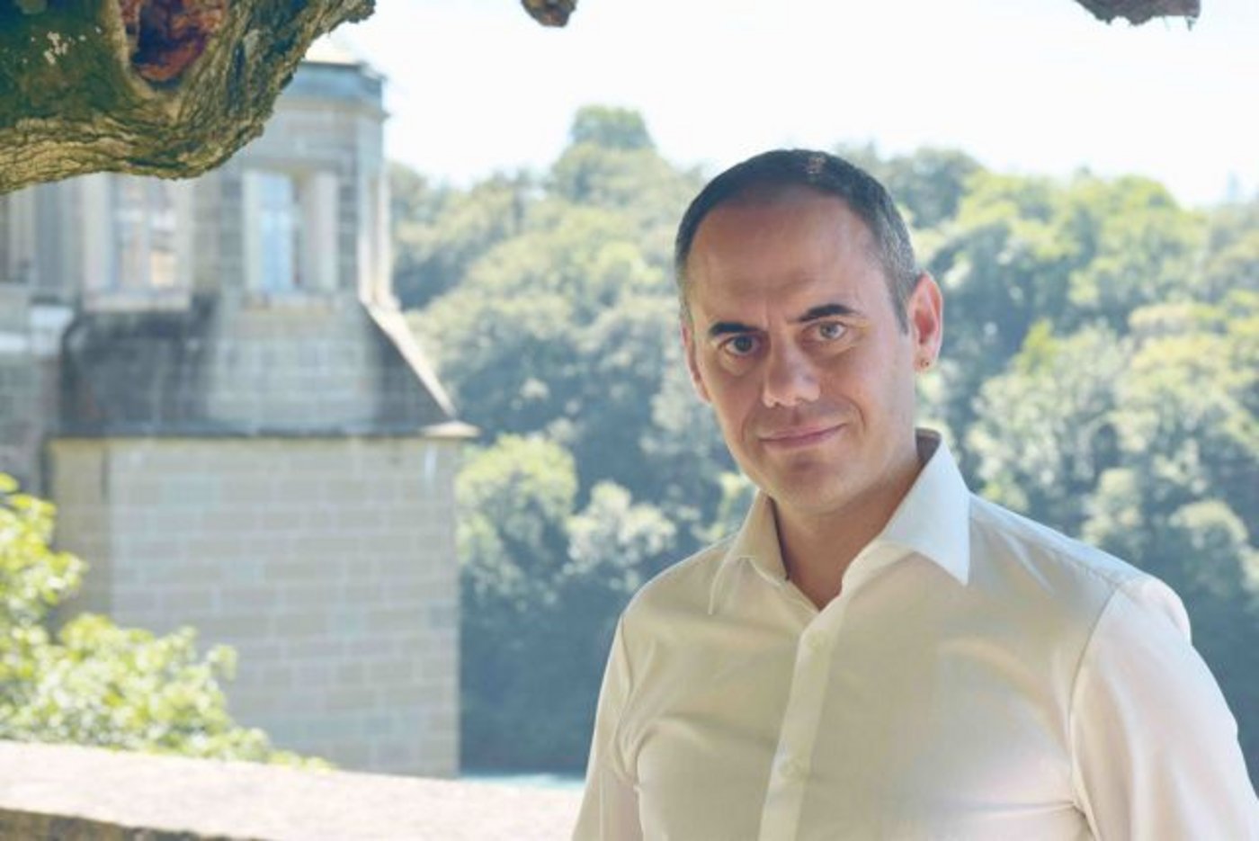 Reto Wyss verbringt als Kantonstierarzt wenig Zeit draussen. Er arbeitet im Herzen der Stadt Bern, direkt neben dem Münster. Mehrheitlich verbringt er seinen Alltag am Schreibtisch. (Bild Simone Barth)