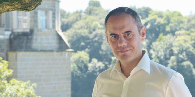 Reto Wyss verbringt als Kantonstierarzt wenig Zeit draussen. Er arbeitet im Herzen der Stadt Bern, direkt neben dem Münster. Mehrheitlich verbringt er seinen Alltag am Schreibtisch. (Bild Simone Barth)