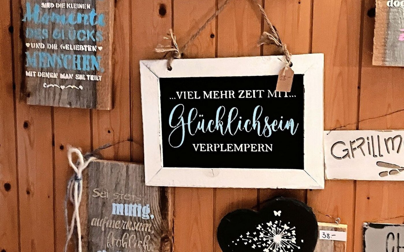 Für die Sprüche-Schilder verwendet die Toggenburgerin selbst Schablonen, die sich mit dem Plotter hergestellt hat.