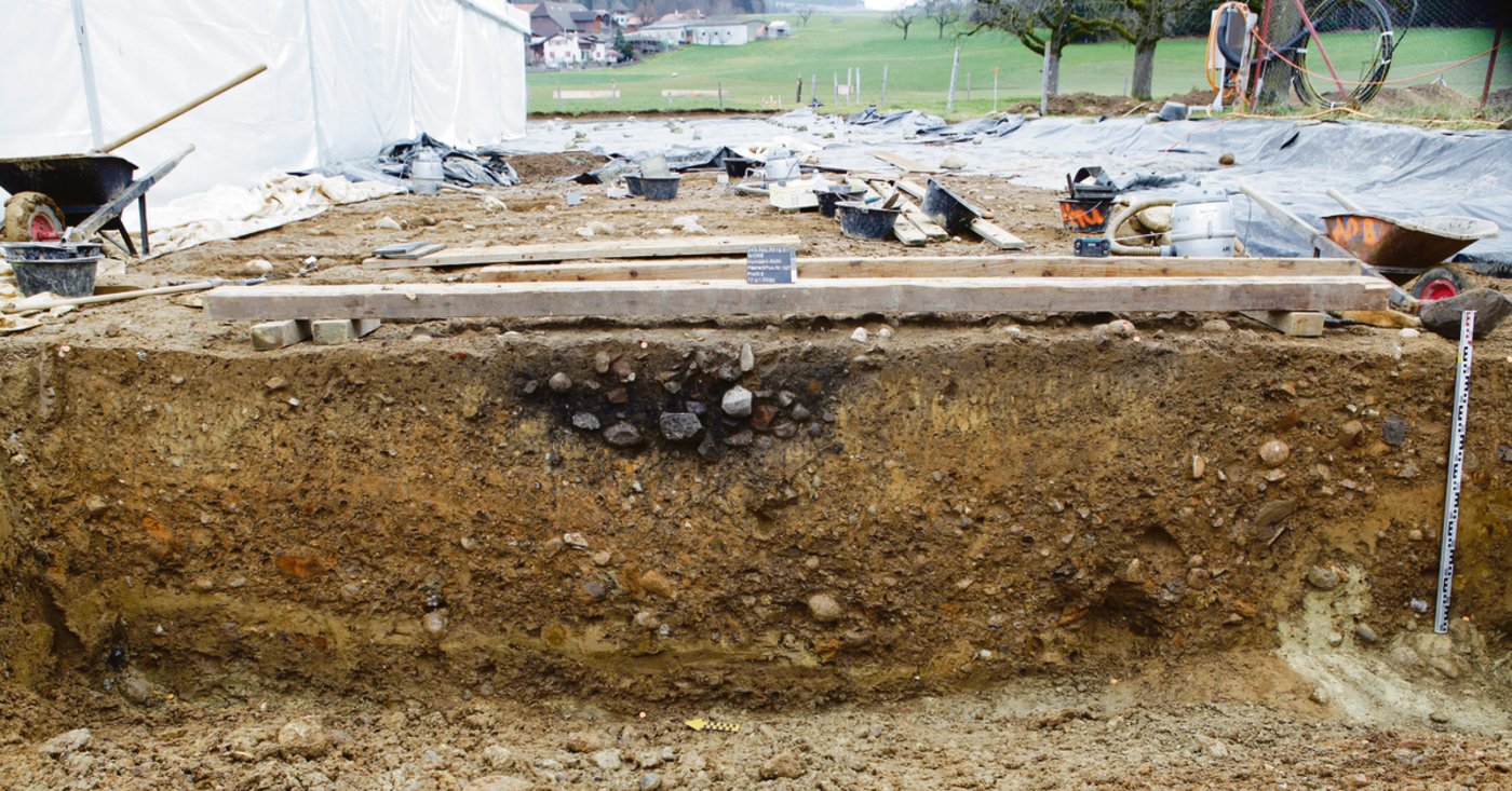 Viel bleibt nach 3500 Jahren nicht übrig, trotzdem lassen Funde wie diese Feuerstelle Rückschlüsse auf das frühere Leben in Richigen zu.(Bild Archäologischer Dienst Kanton Bern)