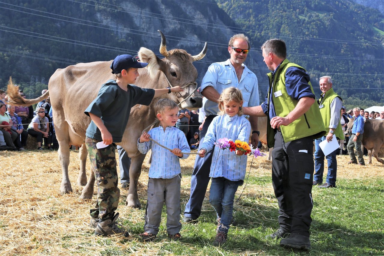 Die Urner Züchterfamilien präsentierten stolz ihre Tiere: Wie die Familie Kari Marti aus Bürglen mit Kuh Vreni. (Bilder Reto Betschart)