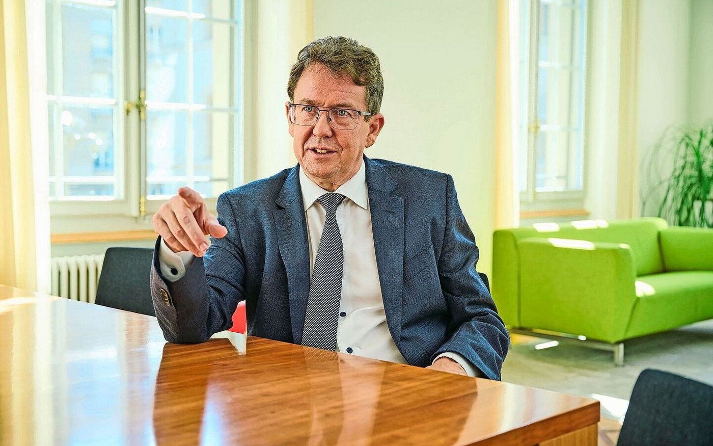 Bundesrat Albert Rösti erklärt im Interview, warum die insgesamt 53 ha Fläche in die Verbreiterung der Autobahn «investiert» werden müssen.  