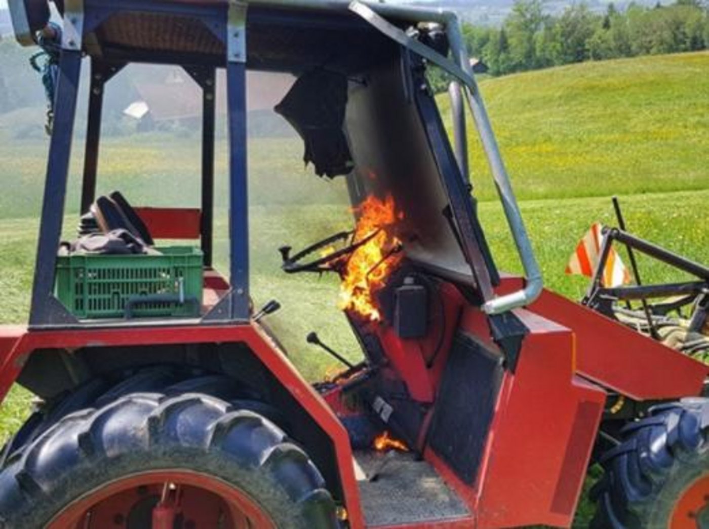 Die Ursache des Brandes ist noch unklar, wird aber von Spezialisten der Kantonspolizei Zürich untersucht. (Bild Feuerwehr Wetzikon-Seegräben)