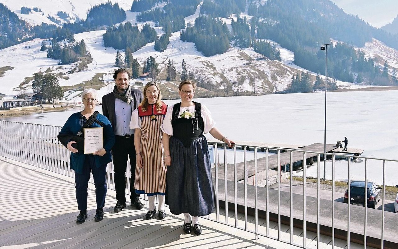 Die Freude an der physischen Versammlung vor tollem Ausblick auf den Schwarzsee war bei Priska Baeriswyl (v. l. n. r.), Frédéric Ménétrey, Denise Schafer und Gabi Schürch gross. 