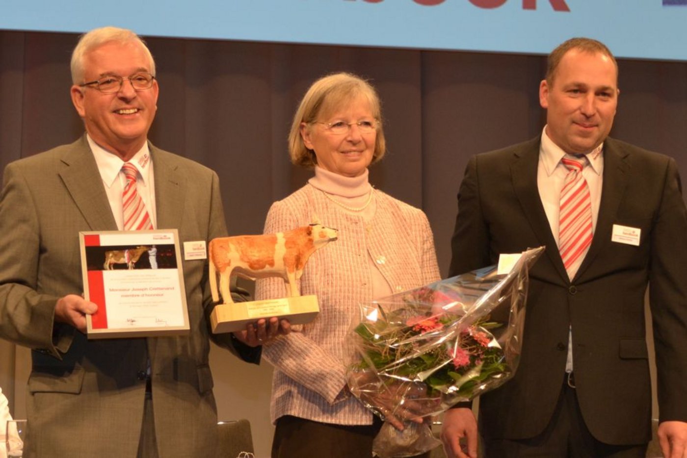 Joseph Crettenand (mit Gattin Marlies).  Für ihn gab es eine Urkunde und einen geschnitzten Muni. 