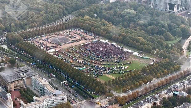 Die Bauernproteste in den Niederlanden haben am 1. Oktober 2019 ein gewaltiges Ausmass erreicht. (Bild Twitter/Politiehelikopter)
