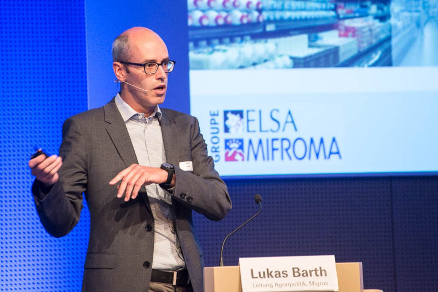 Lukas Barth von der Migros-Molkerei Elsa erklärte am Milchforum in Bern, dass es den Milchmarkt nicht gebe. Stattdessen werden Angebot und Nachfrage zusehends fragmentiert und kleinteiliger. Die Herausforderung dabei sei, gleichzeitig genügend Menge zu machen, um Effizient zu sein.