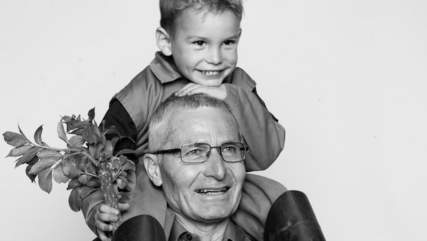 Das Bild auf dem Plakat der Imagekampagne zeigt Andreas Maag mit seinem Enkel. (zVg)