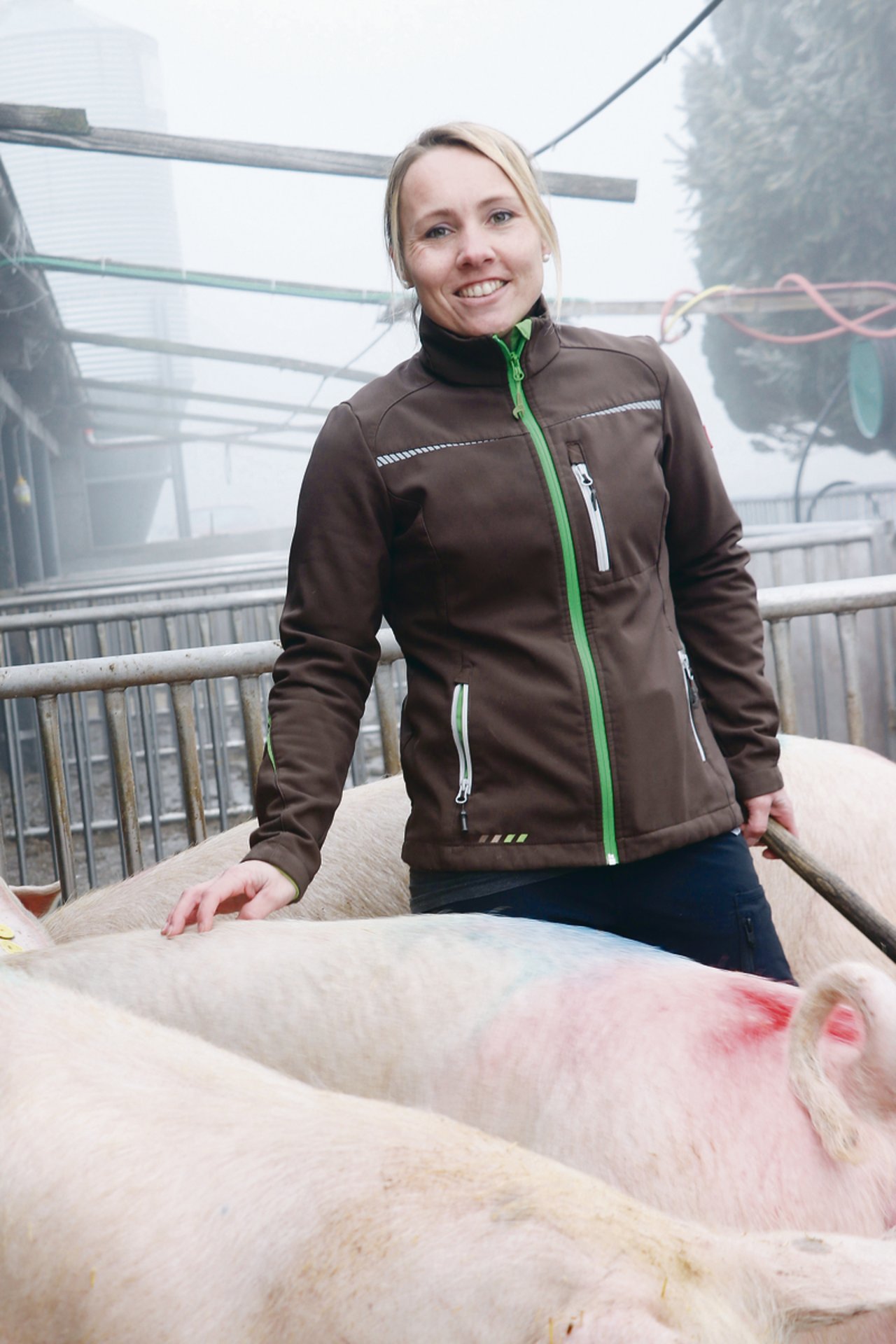 Schweinehaltung ist ein wichtiger Betriebszweig. Marina Schärli ist froh, dass sie dabei viel vom Fachwissen und der Erfahrung ihres Vaters profitieren kann. (Bild Ruth Aerni)