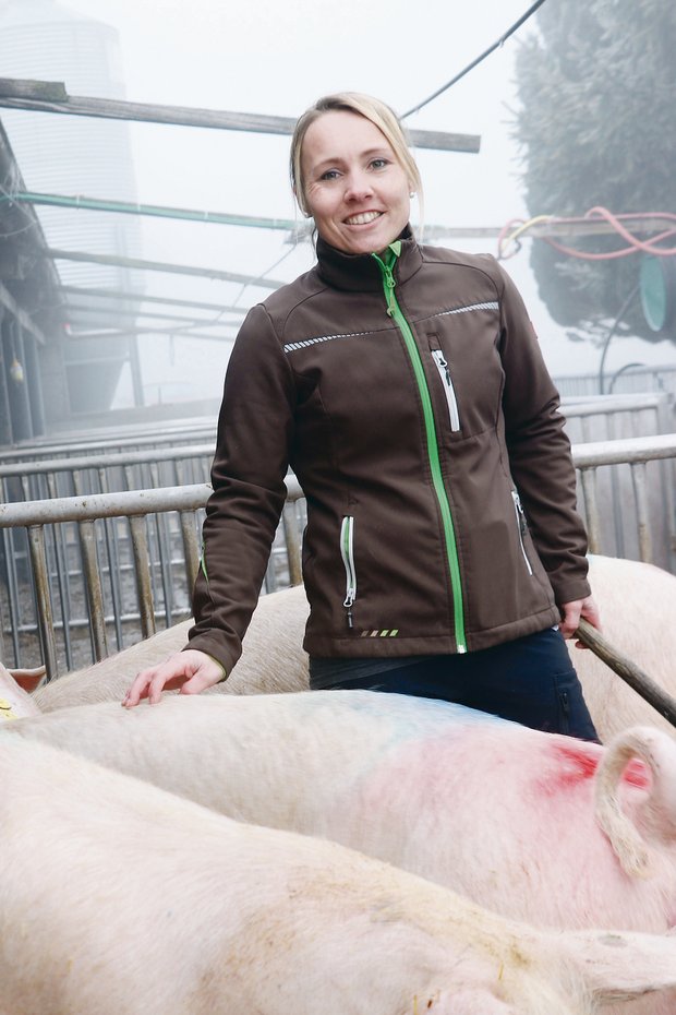 Schweinehaltung ist ein wichtiger Betriebszweig. Marina Schärli ist froh, dass sie dabei viel vom Fachwissen und der Erfahrung ihres Vaters profitieren kann. (Bild Ruth Aerni)