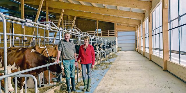 Peter und Marianne Steffen sind froh, den Schritt zum neuen Stall gemacht zu haben. Nun haben es die Kühe schöner und auch die Familie hat mehr Freude an der Arbeit aber auch mehr Zeit für anderes.(Bilder Jasmine Baumann)
