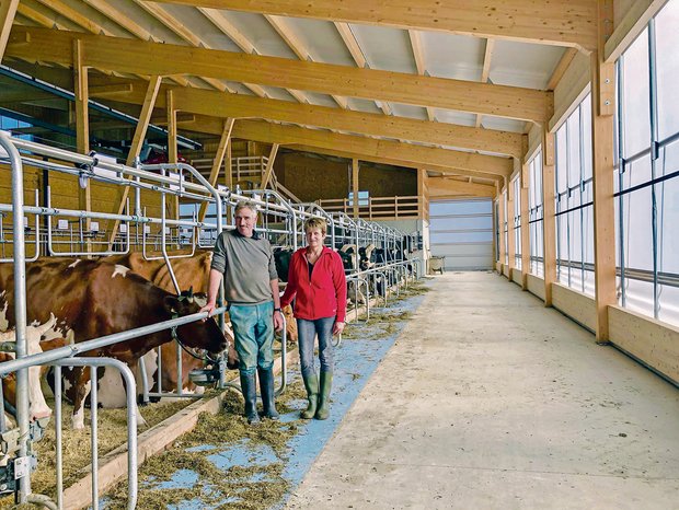 Peter und Marianne Steffen sind froh, den Schritt zum neuen Stall gemacht zu haben. Nun haben es die Kühe schöner und auch die Familie hat mehr Freude an der Arbeit aber auch mehr Zeit für anderes.(Bilder Jasmine Baumann)