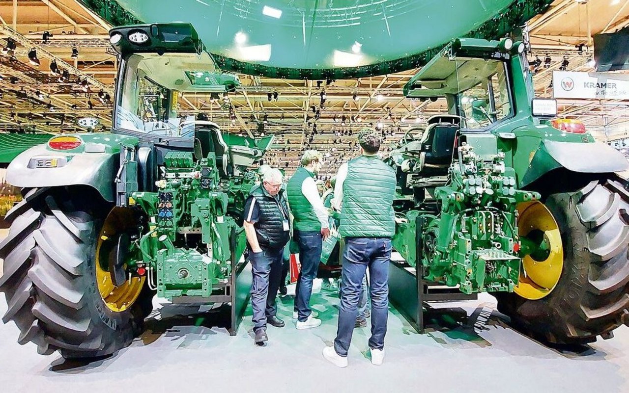 John Deere hat zwei Traktoren zerschnitten und ausgestellt. Zwischen den Modellen liegen 20 Jahre Entwicklung.
