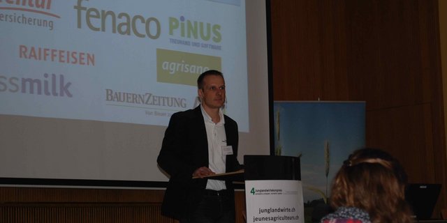 Hansueli Rüegsegger, Präsident der Junglandwirtekomission begrüsst die Anwesenden (Bild Jasmine Baumann).
