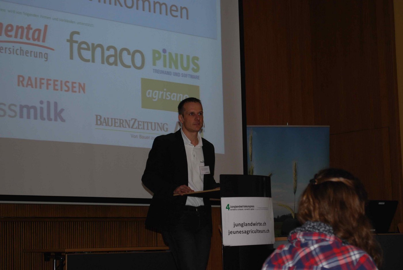 Hansueli Rüegsegger, Präsident der Junglandwirtekomission begrüsst die Anwesenden (Bild Jasmine Baumann).
