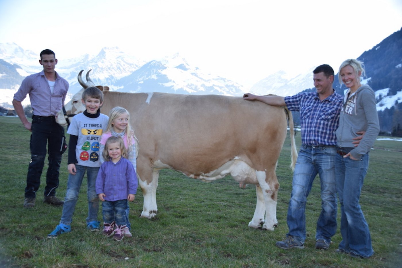 Cordula und Matthias Scherz mit den Kindern Nik, Silia und Fenia. Am Halfter Guillaume Mercier mit der 13-jährigen Stierenmutter Roman Fabienne.