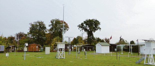 Eine Wetterhütte (m.), in der die Lufttemperatur-Messung auf 2 Metern Höhe untergebracht ist. Von diesen Wetterhütten (hier bei Meteoschweiz in Binningen BL) stammt der Begriff «Hüttenfrost».(Bild pd)
