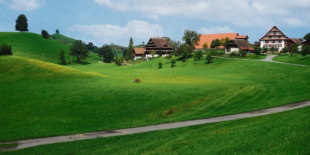 Ein Beispiel einer schützenswerten Baugruppe: Menzingen im Kanton Zug. Die Gruppe umfasst das Ratsherrenhaus (l.) von 1805, ein Wohnhaus in Fachwerkbauweise (r.) aus dem 16. und 18. Jahrhundert sowie Dörrofen- und Brennhäuser.(Bild Schweizerische Bauernhausforschung)