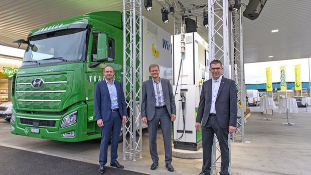 Sie eröffneten am Freitag eine Wasserstoff-Tankstelle in Zofingen (v. li n. re): Daniel Bischof (Vorsitzender der Geschäftsleitung Agrola AG), Martin Keller (Vorsitzender der Geschäftsleitung Fenaco-Genossenschaft), Martin Fuhrimann (Geschäftsführer Landi Zofingen). (Bild zVg/Agrola)