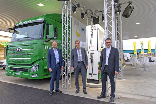 Agrola eröffnet erste Wasserstoff-Tankstelle Sie eröffneten am Freitag eine Wasserstoff-Tankstelle in Zofingen (v. li n. re): Daniel Bischof (Vorsitzender der Geschäftsleitung Agrola AG), Martin Keller (Vorsitzender der Geschäftsleitung Fenaco-Genossenschaft), Martin Fuhrimann (Geschäftsführer Landi Zofingen). (Bild zVg/Agrola)