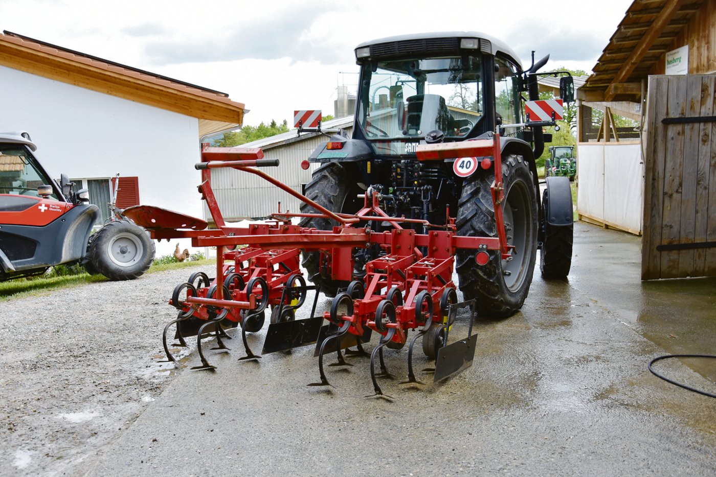 Daniel und Sepp Böhler haben das Maisscharhackgerät für den Kürbisanbau umgebaut.
