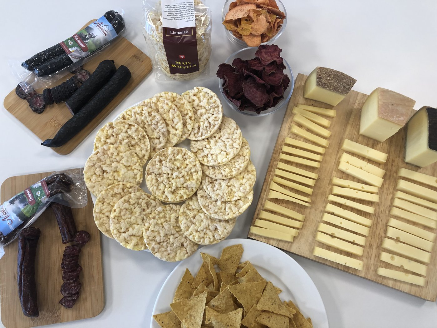 Alpomatprodukte. Nebst den Klassikern Würste und Käse kann man auch Maiswaffeln und -chips aus der Linthebene kaufen.