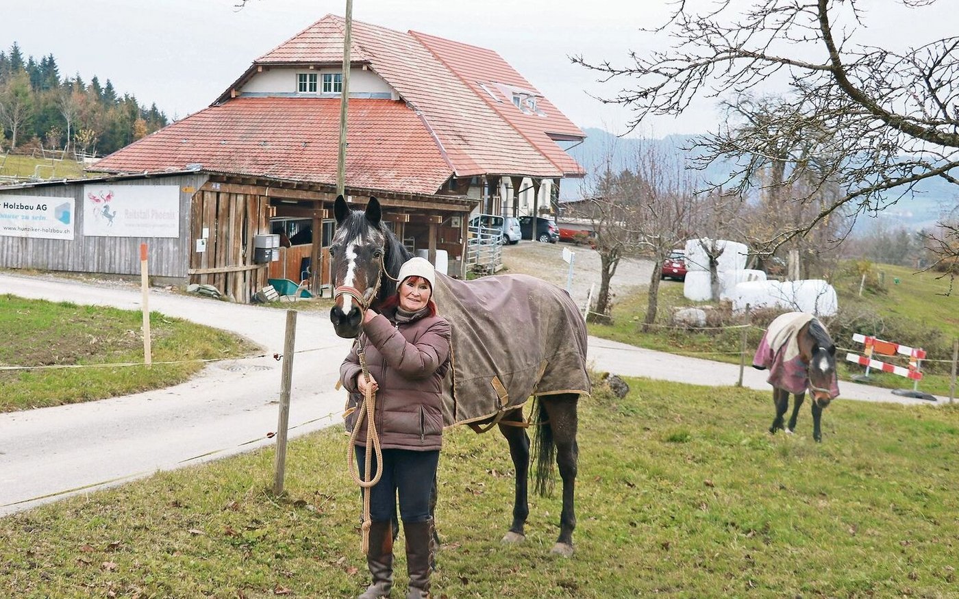 Margrit Stebler mit der 32-jährigen Vollblutstute Sina, die schon auf dem Hof Steinig zur Welt gekommen ist. Nach ihr ist die IG benannt.