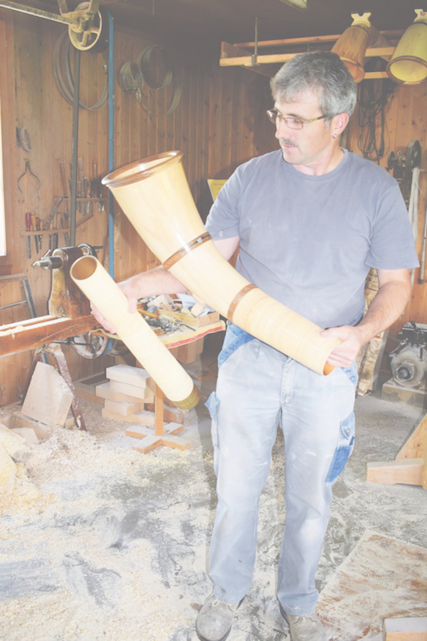 Walter Bachmann mit seiner neusten Erfindung: ein Alphorn, das mit Perlmutt verziert ist. Auch das Alphorn ist heute Modeströmungen unterworfen. (Bilder Daniela Joder)