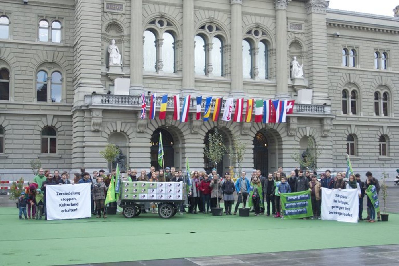 Die Jungen Grünen vor der Einreichung der Unterschriften. (Bild Junge Grüne)