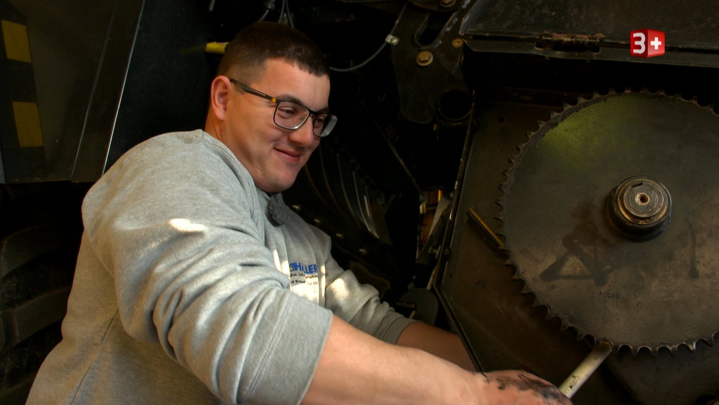 Beat mag die grossen Landmaschinen am liebsten. Er ist fasziniert davon, was die Maschinen alles leisten können. (Bild 3+)