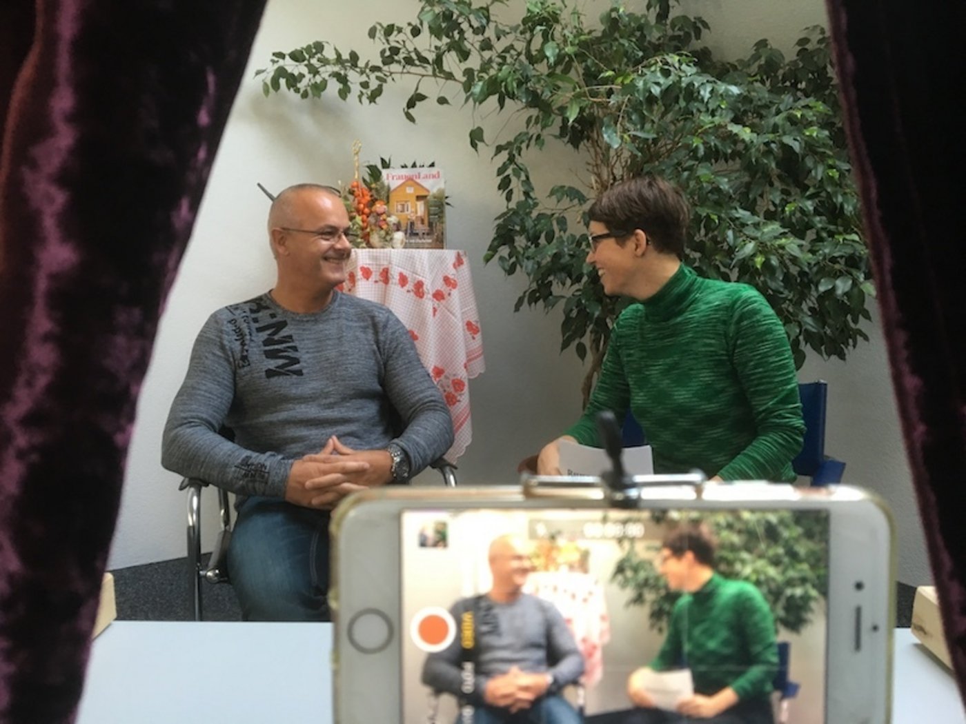 Redaktor Peter Fankhauser und Landleben-Redaktorin Esther Thalmann hatten es lustig zusammen bei der Sendungskritik. (Bild BauZ)