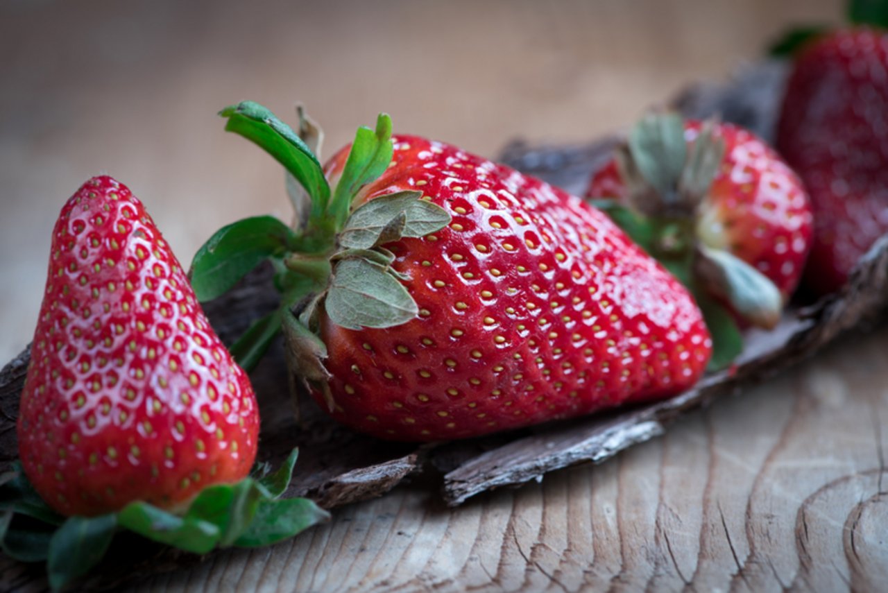 Erdbeeren stehen mit Bezug auf den erzielten Umsatz im Schweizer Detailhandel klar vor anderen Beerensorten. (Bild zVg)